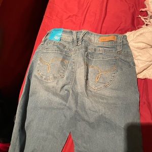 junior women YMI wannabettabutt capri light jeans.. nwt